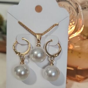 Elegant Gold and Pearl Jewelry Set